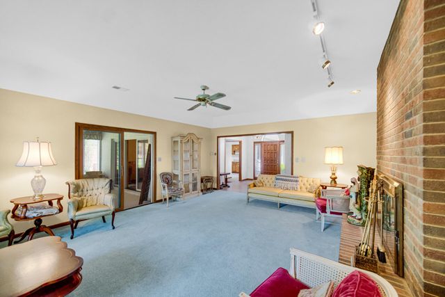 32 Gleneagles Drive, Schererville, IN 46375