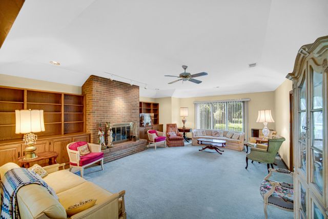 32 Gleneagles Drive, Schererville, IN 46375
