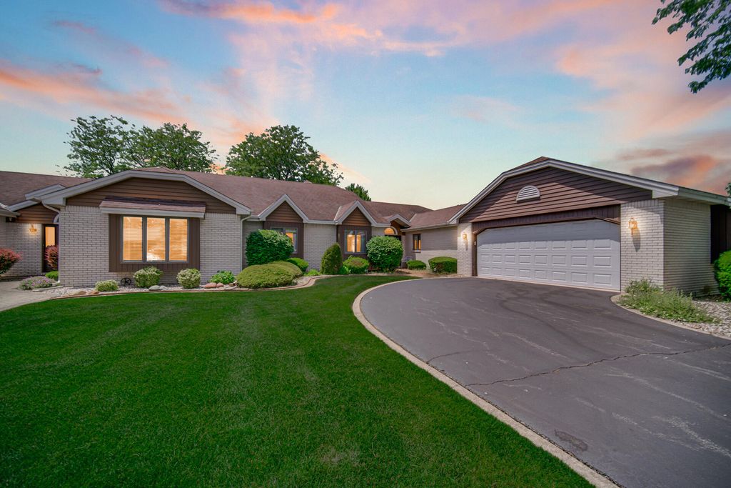 32 Gleneagles Drive, Schererville, IN 46375
