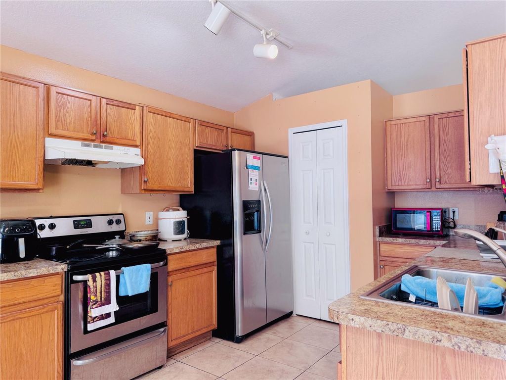 Image 25 of property listing at 343 LYTTON CIRCLE, Orlando, FL 32824