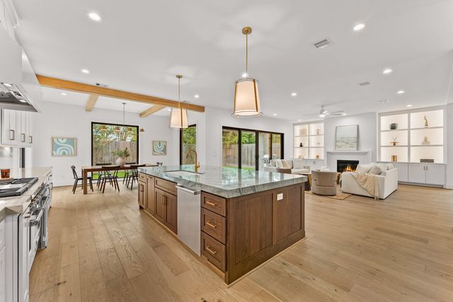 2628 Sunset Boulevard, West University Place, TX 77005