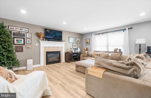 207 BALSAM DR, Douglassville, PA 19518