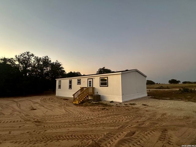 5161 CR302, Floresville, TX 78114