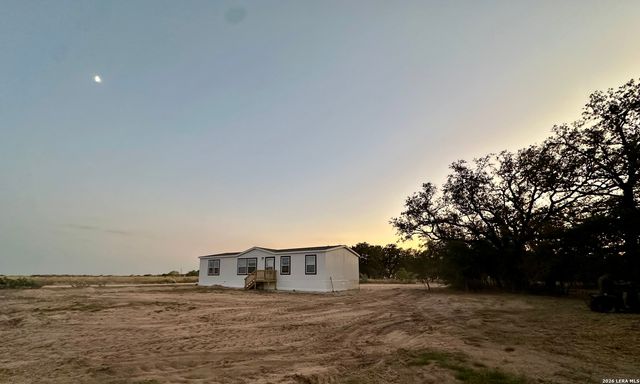 5161 CR302, Floresville, TX 78114