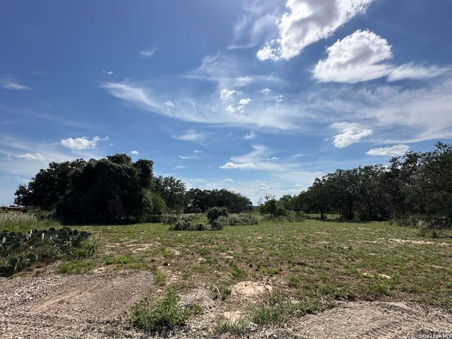 5161 CR302, Floresville, TX 78114