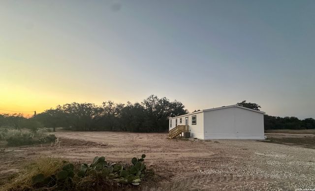 5161 CR302, Floresville, TX 78114