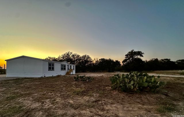 5161 CR302, Floresville, TX 78114
