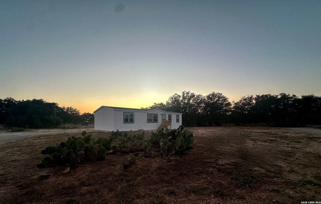 5161 CR302, Floresville, TX 78114