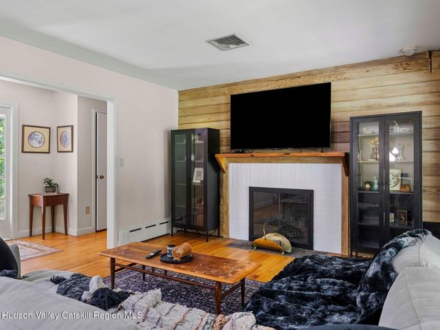 146 Flower Hill, Kingston, NY 12401