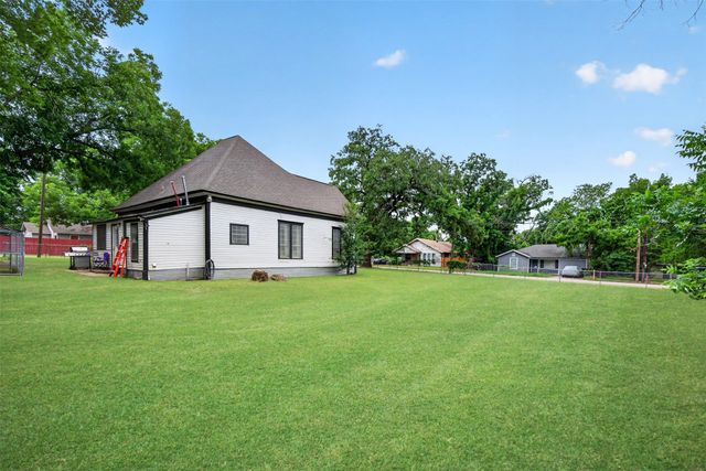 107 S Washington Street, Cleburne, TX 76031