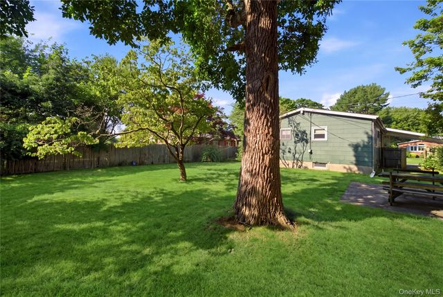29 Penn Drive, Smithtown, NY 11787