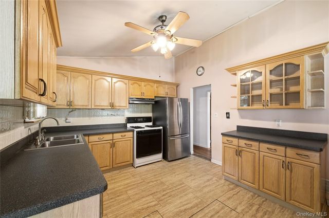 29 Penn Drive, Smithtown, NY 11787