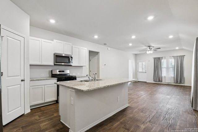 4042 Bay Leaf Loop, Von Ormy, TX 78073