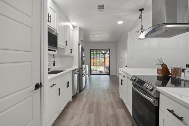 1032 Twin Falls Drive, Desoto, TX 75115