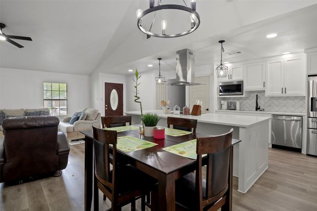 1032 Twin Falls Drive, Desoto, TX 75115