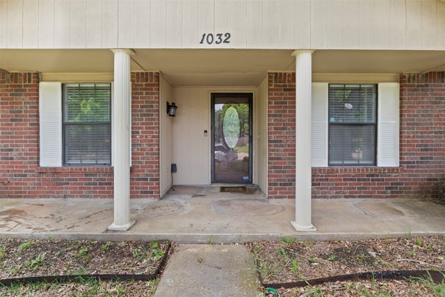 1032 Twin Falls Drive, Desoto, TX 75115