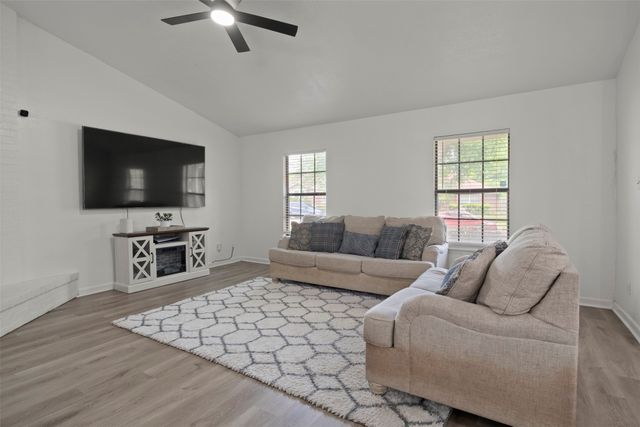 1032 Twin Falls Drive, Desoto, TX 75115