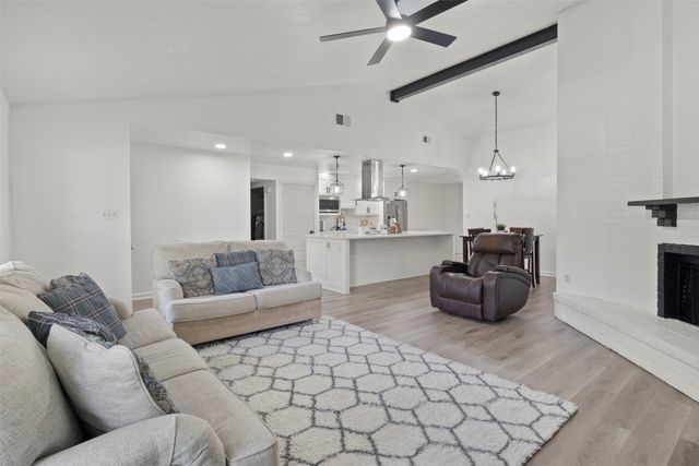 1032 Twin Falls Drive, Desoto, TX 75115