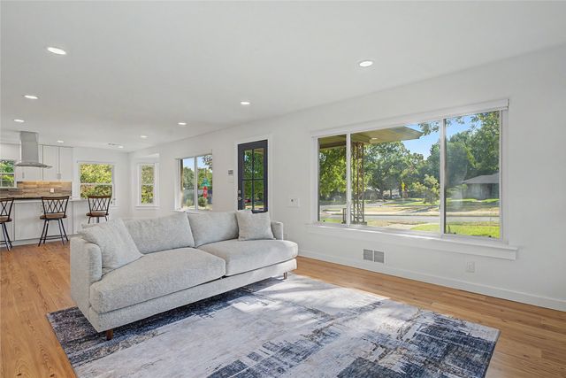 103 S Plymouth Road, Dallas, TX 75211