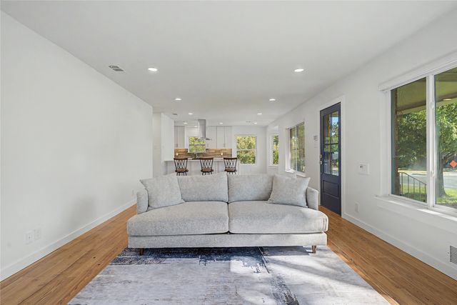 103 S Plymouth Road, Dallas, TX 75211
