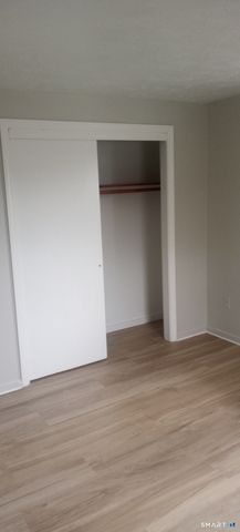 152 Surrey Drive 156, Bristol, CT 06010