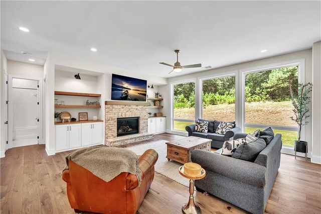 401 Oakleigh Avenue, Woodstock, GA 30188