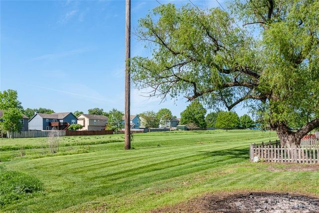 1061 Pumpkin Ridge Street, Gardner, KS 66030