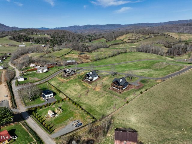 232 Farmhouse Village Trail, Butler, TN 37640