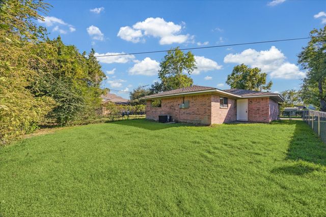 6022 Meadowbrook Drive, Hitchcock, TX 77563