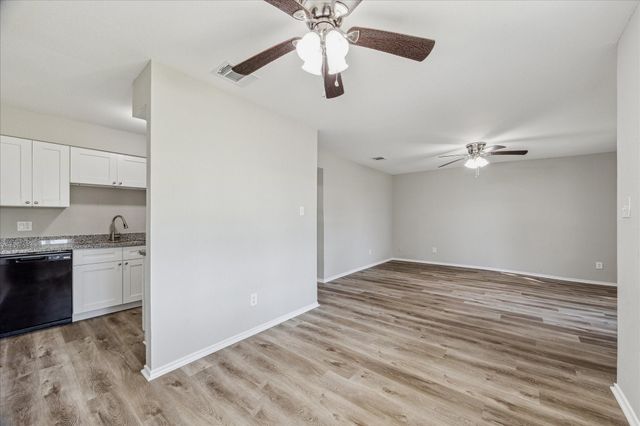 6022 Meadowbrook Drive, Hitchcock, TX 77563