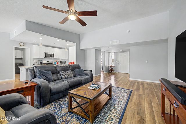 221 E HELENA Drive, Phoenix, AZ 85022