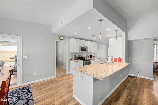 221 E HELENA Drive, Phoenix, AZ 85022