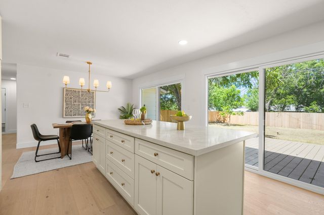 7010 Miranda DR, Austin, TX 78752