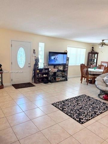 1121 NW 86th Ter, Pembroke Pines, FL 33024