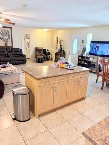 1121 NW 86th Ter, Pembroke Pines, FL 33024