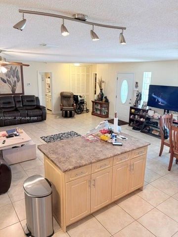 1121 NW 86th Ter, Pembroke Pines, FL 33024