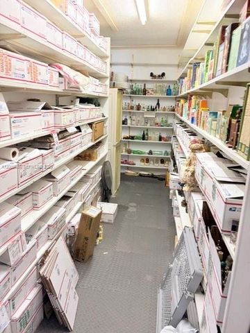 1121 NW 86th Ter, Pembroke Pines, FL 33024