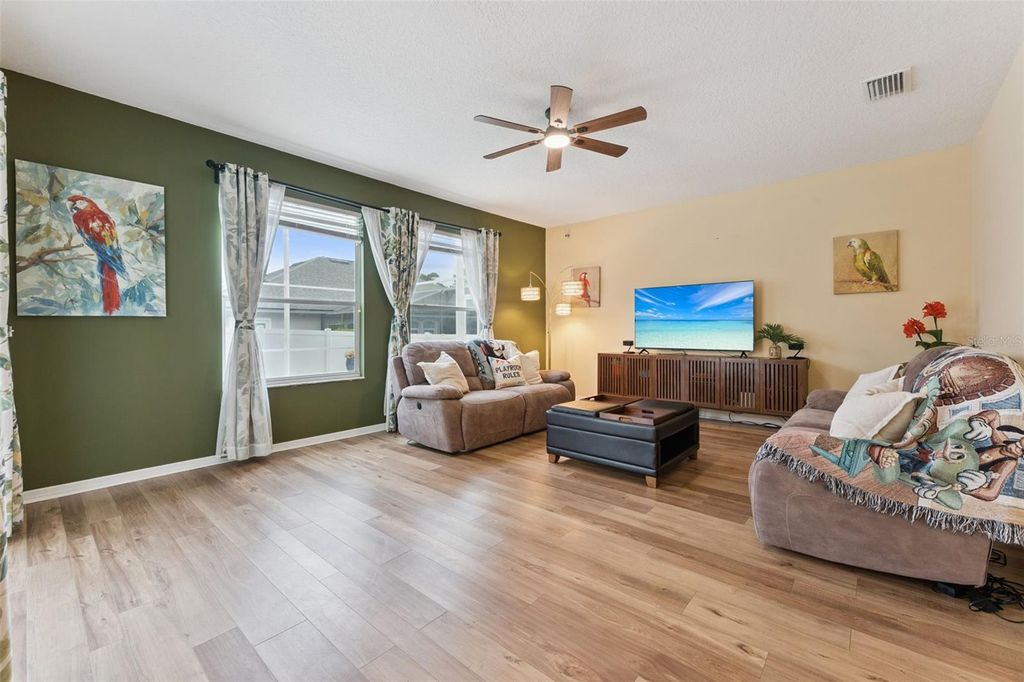 Image 13 of property listing at 8355 DIAMOND COVE CIRCLE, Orlando, FL 32836