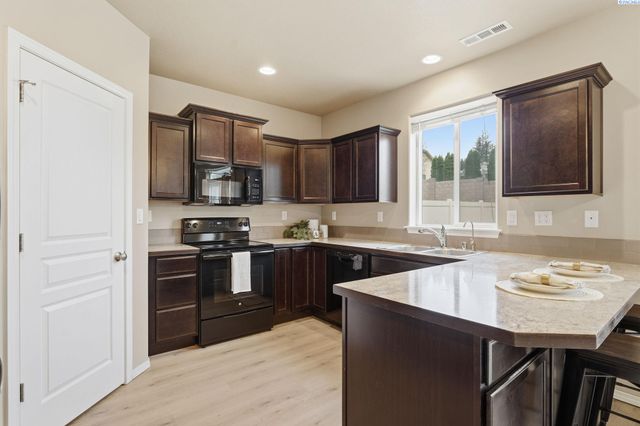 2804 S Dawes Pl, Kennewick, WA 99338