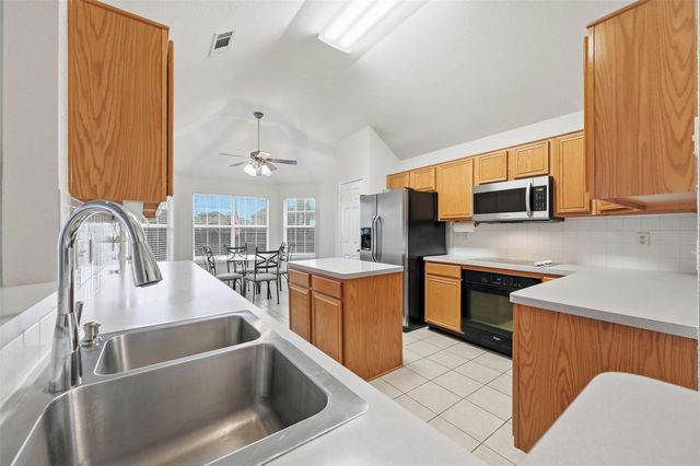 605 Kingfisher Lane, Arlington, TX 76002