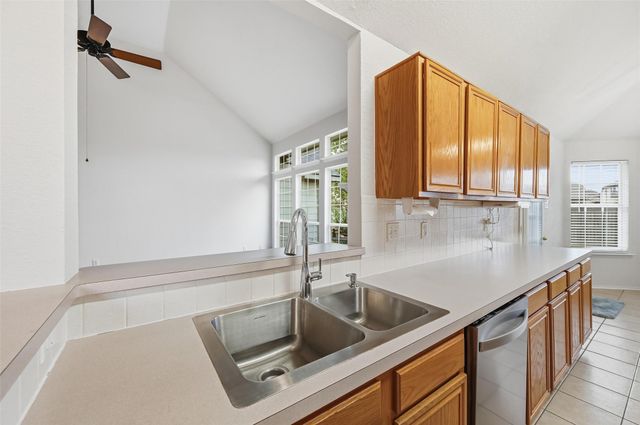 605 Kingfisher Lane, Arlington, TX 76002