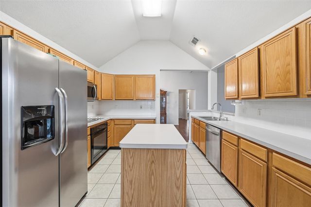 605 Kingfisher Lane, Arlington, TX 76002