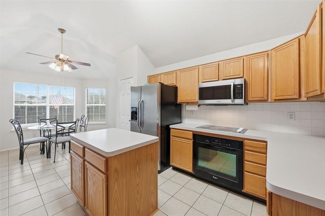 605 Kingfisher Lane, Arlington, TX 76002