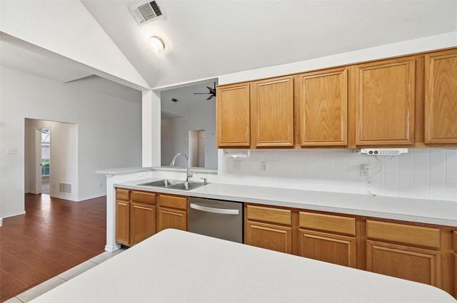 605 Kingfisher Lane, Arlington, TX 76002