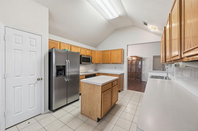 605 Kingfisher Lane, Arlington, TX 76002