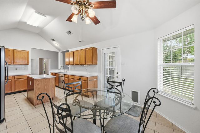 605 Kingfisher Lane, Arlington, TX 76002