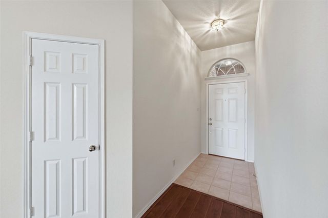 605 Kingfisher Lane, Arlington, TX 76002