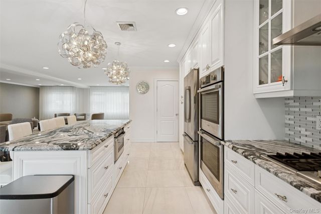 1560 Pebble Lane, Hewlett, NY 11557