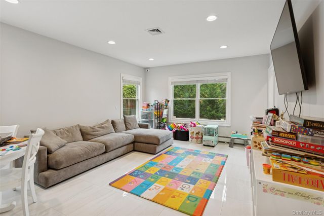 1560 Pebble Lane, Hewlett, NY 11557