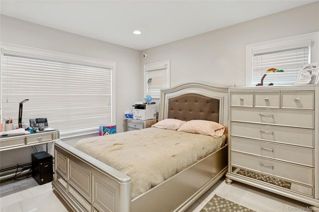 1560 Pebble Lane, Hewlett, NY 11557